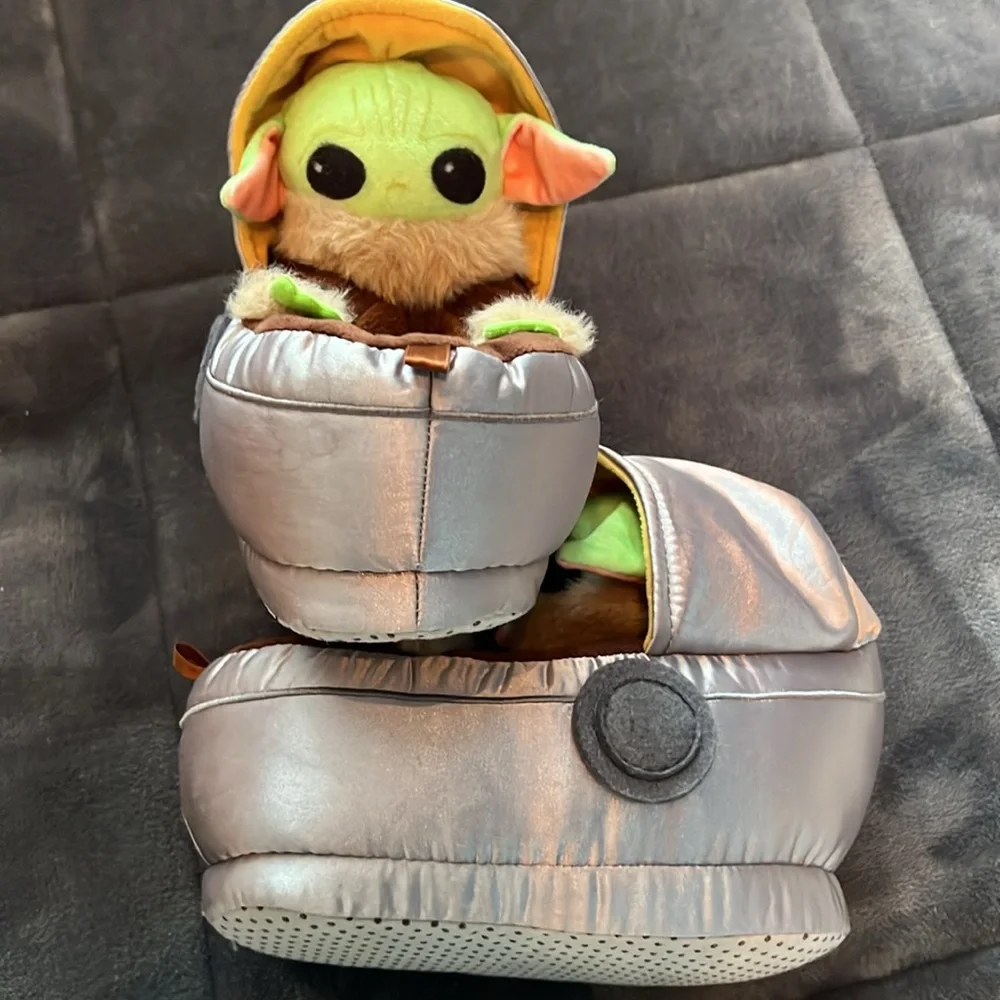 Kids Gap - Star‎ Wars- Yoda Slippers (size Large)
